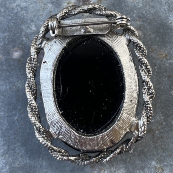 Vintage silver tone Black Cameo Brooch - Picture 2 of 2